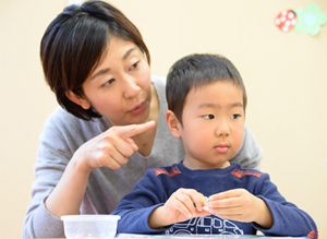 教室のカバンを持って玄関に毎日いきます。